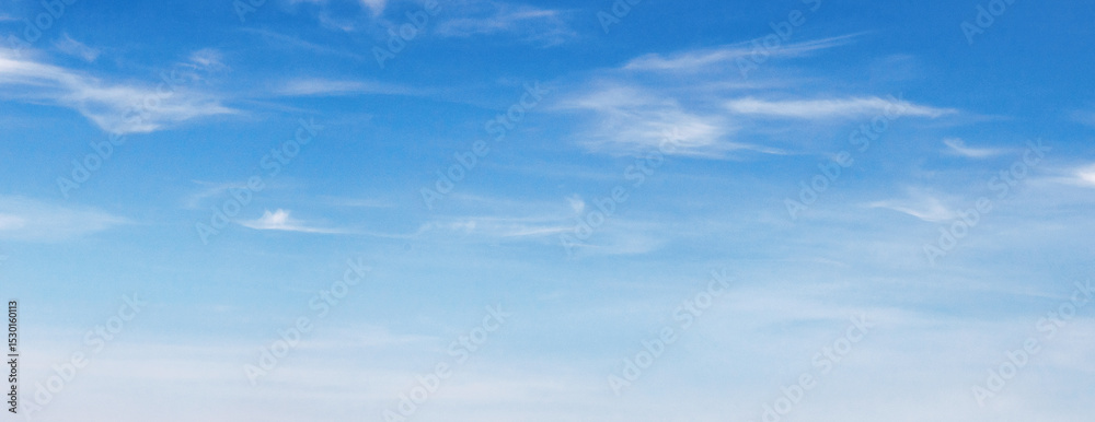 Naklejka premium sky is blue and clear with clouds
