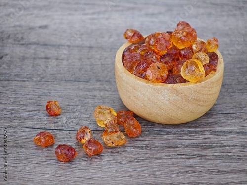 Fotografie Peach gum in wooden bowl.