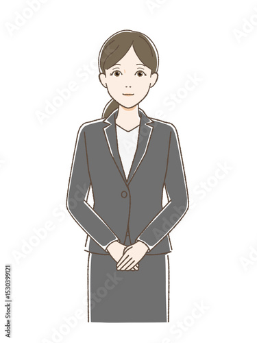 正面で手を組み微笑んでいる女性　