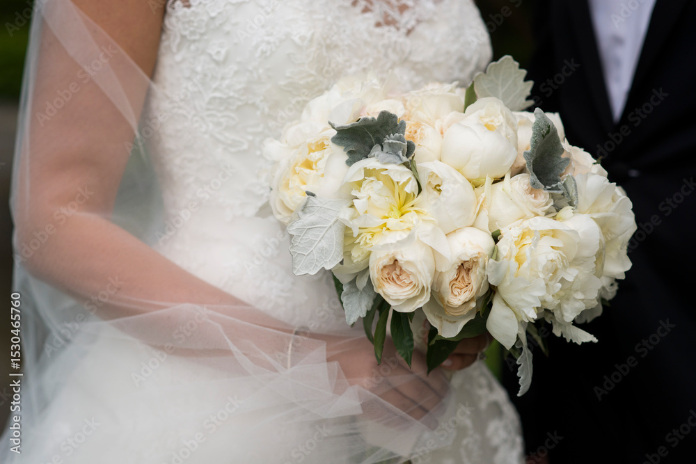 Naklejka premium Bride Holding Coastal Bouquet Beside Groom in Newport