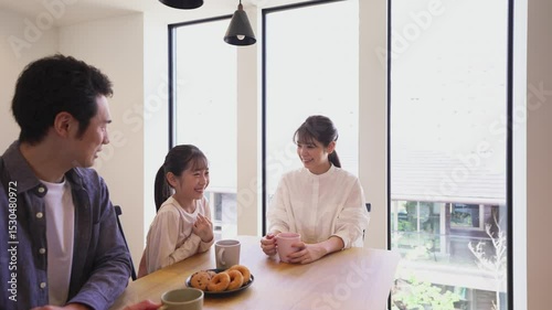 食卓で会話をする親子