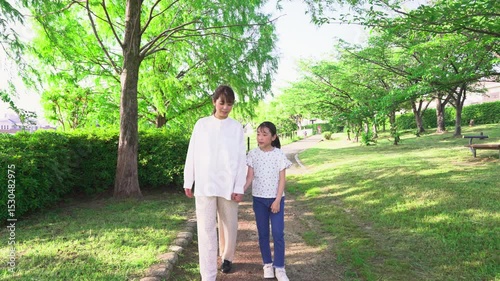公園を歩く親子