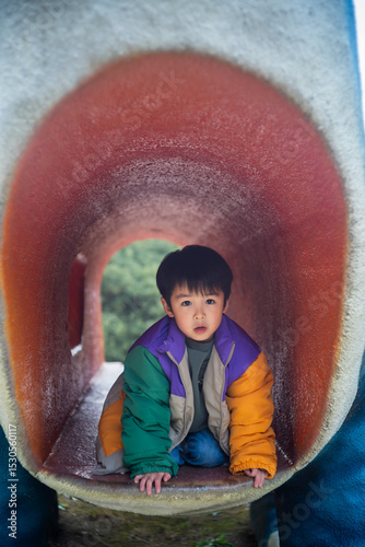 公園で遊ぶ子ども