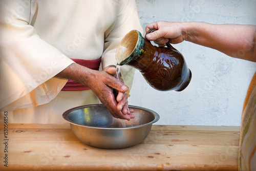Carta da parati The servant pours water, and the master washes his hands