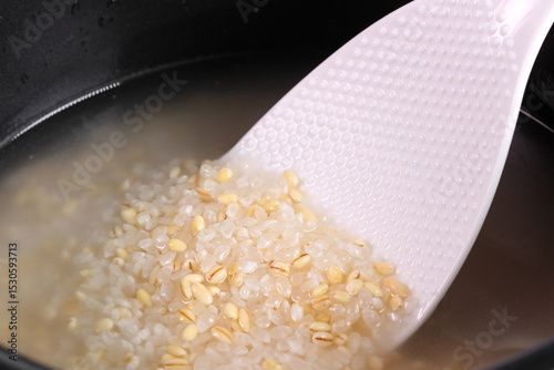 水に浸した白米ともち麦を混ぜる