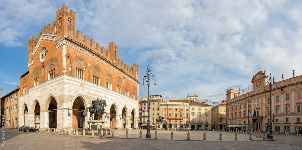 Obraz premium Piacenza - The memorial of Alessandro Farnese -Duke of Parma (1545-1592) in front of Palazzo Comunale on the square Piazza Cavalli by Francesco Monchi (1624).
