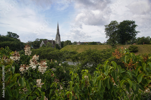 Blick über den Wassergraben der Hafenfestung auf die St. Alban's Church nahe der Meerjungfrau in Kopenhagen, Dänemark