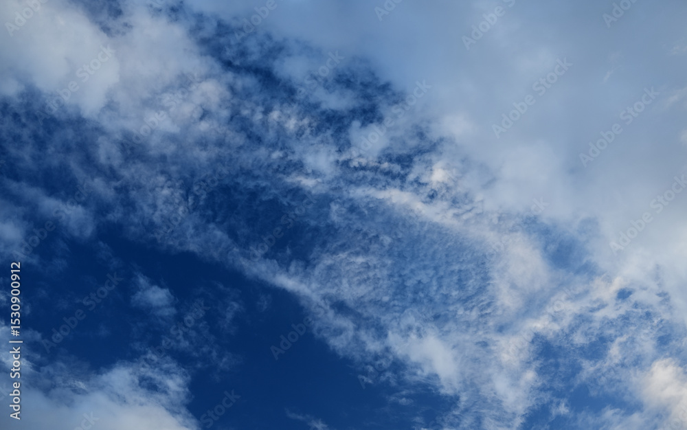 Obraz premium Weather and climate - detailed blue sky with clouds.