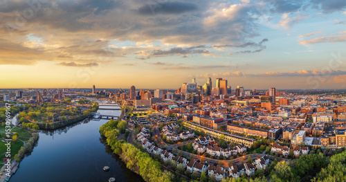 Photos Minneapolis, Minnesota, USA downtown city skyline at dusk.