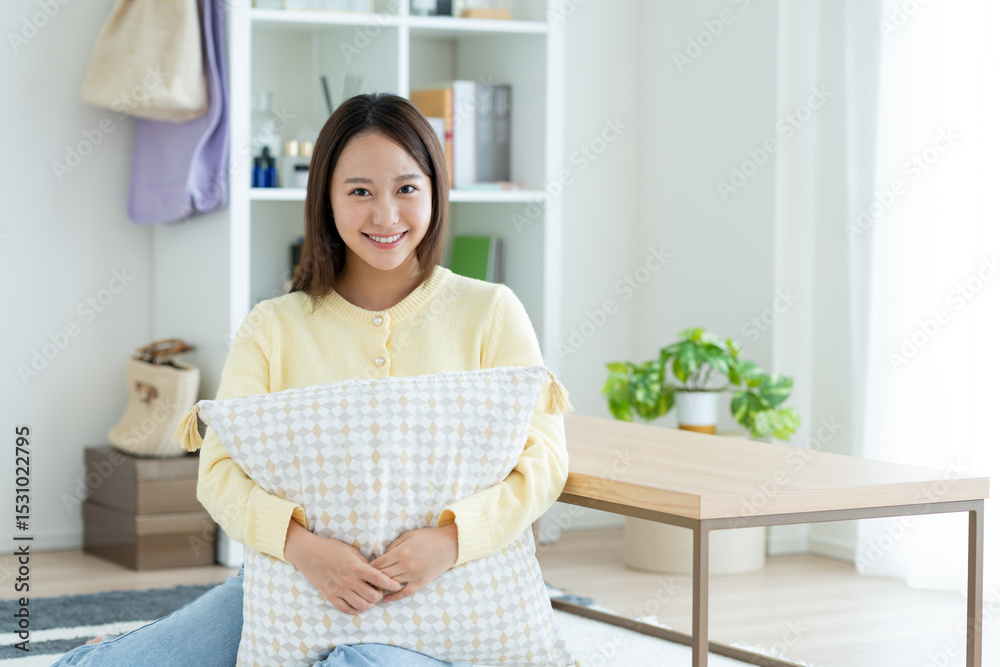 リビングでくつろぐ若い女性 リビングでくつろぐ若い女性