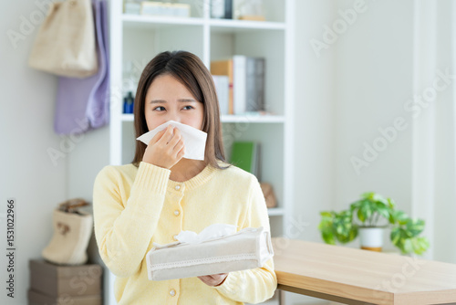 花粉症の若い女性 photo