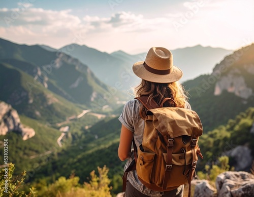 美しい山、谷の景色を眺める女性の旅行者 バックパッカー