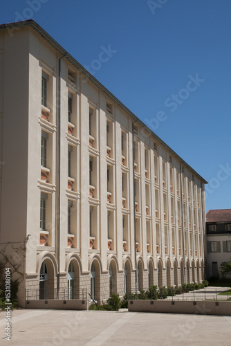 Longue et haute façade d'un immeuble ancien rénové