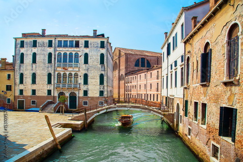Fototapeta Naklejka Na Ścianę i Meble -  bridge over the canal in Venice in Italy
