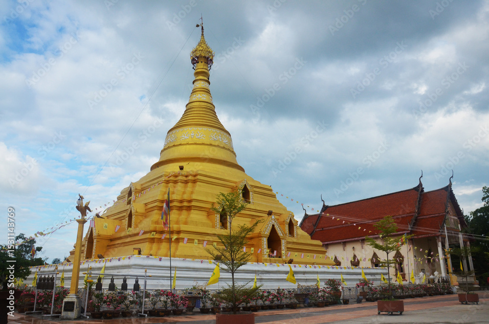 Fototapeta premium Great golden Phraborommathat Nakhon Chum stupa or big gold Phra Borommathat Jediyaram of Kamphaeng Phet chedi for thai people travel visit respect praying relics buddha in Kamphaeng Phet, Thailand