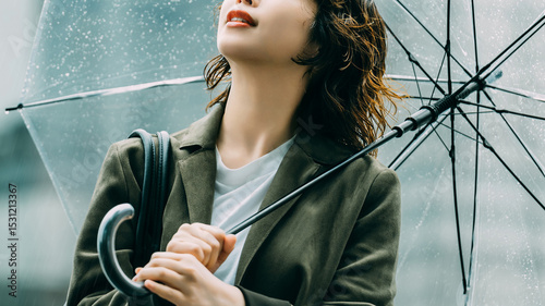 雨の中で傘をさす女性（梅雨・6月）