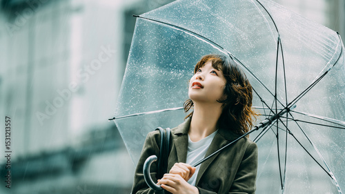 雨の中で傘をさす女性（梅雨・6月）