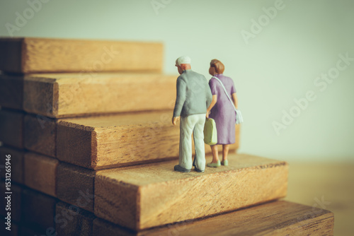 Cuadro en lienzo Old senior couple walking on high staircase