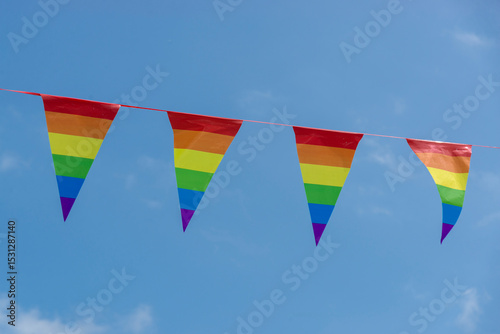 Banderines de la bandera LGTBIQ+ para conmemorar la love parade y la libertad sexual.