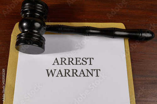 Canvastavla Arrest Warrant Legal Document on Desk with Gavel – Law Enforcement Concept