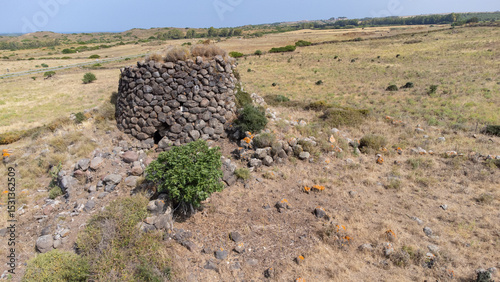 Fotografie nuraghe structure in Narbolia’s rural landscape, central-western Sardinia