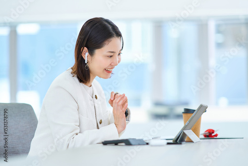 Tableau sur toile オンライン会議中の女性