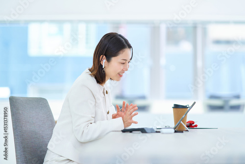 オンライン会議中の女性