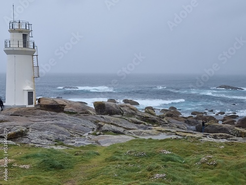 Guardião da Costa: Farol na Tempestade, Uma Cena Poderosa da Natureza Selvagem e a Resiliência Humana photo