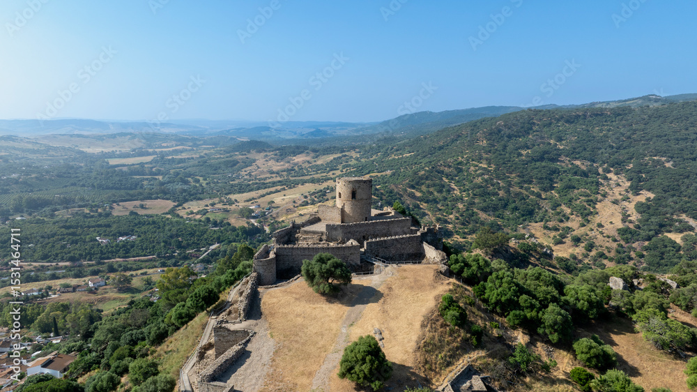 Obraz premium Vista aérea del castillo de Jimena de la Frontera en el parque natural de los alcornocales en la provincia de Cádiz, Andalucía