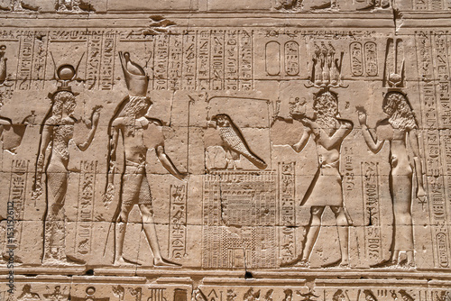 Fotografie Basrelief of Horus and Isis on the walls of the Temple of Horus in Edfu, Egypt