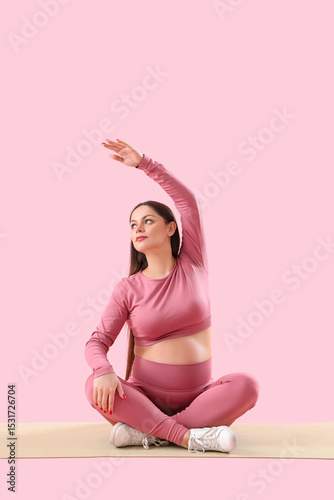 Sporty pregnant woman train...