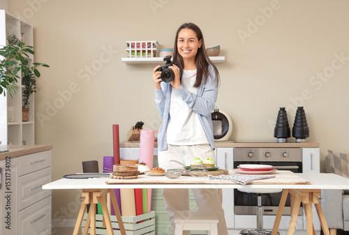 Young female food photograp...