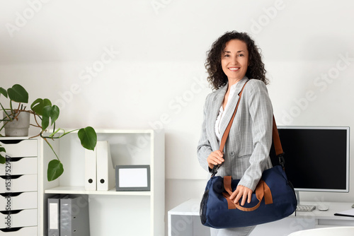 Mature businesswoman with s...