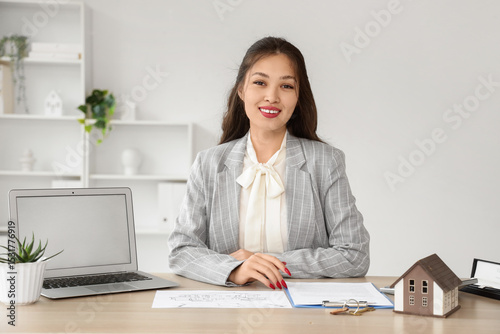 Female Asian real estate ag...