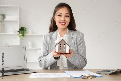 Female Asian real estate ag...