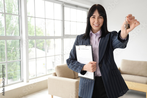 Female real estate agent wi...