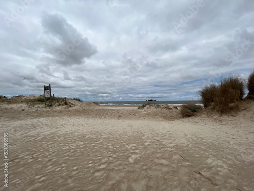 Playa de Malvín en Invierno con Cielo Nublado