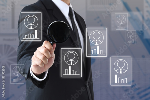 様々な人材の特性を虫眼鏡で分析するイメージ画像