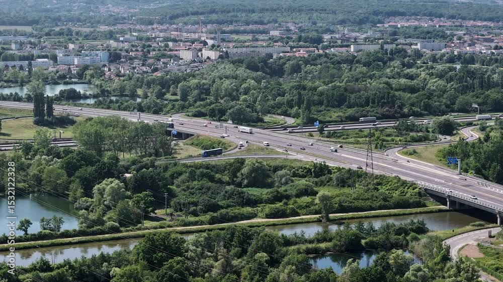 circulation routière à l'échangeur des autoroutes  A4 et A31 à la Croix de Hauconcourt près de Metz . 