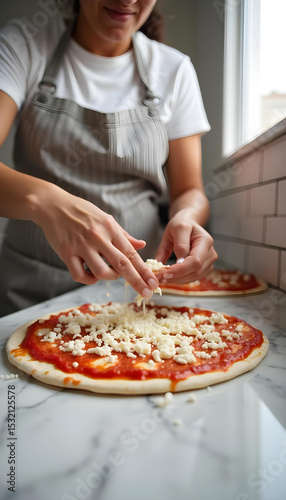 Pizzero preparando una pizza en un restaurante italiano. Masa con tomate y mozzarella
