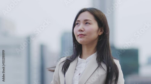 希望を感じる目線のスローモーション映