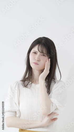 考える女性