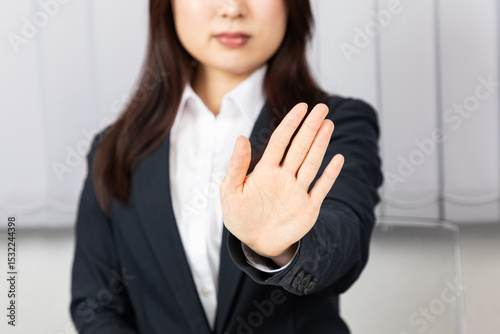 ハラスメントを受けて断るアジア人女性03