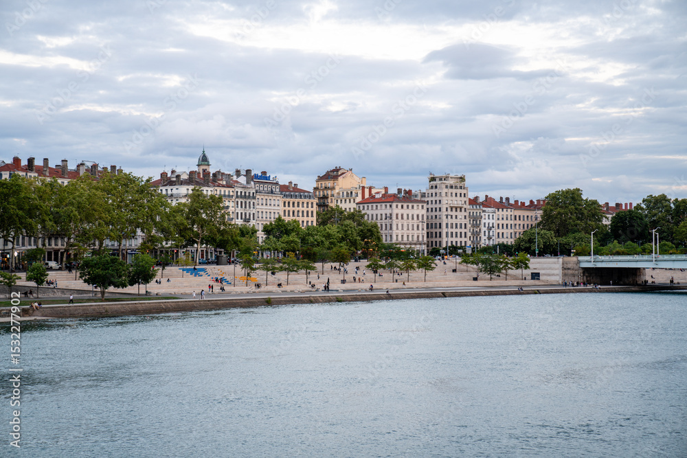 Fototapeta premium Lyon am Flussufer Promenade und historische Stadtansicht