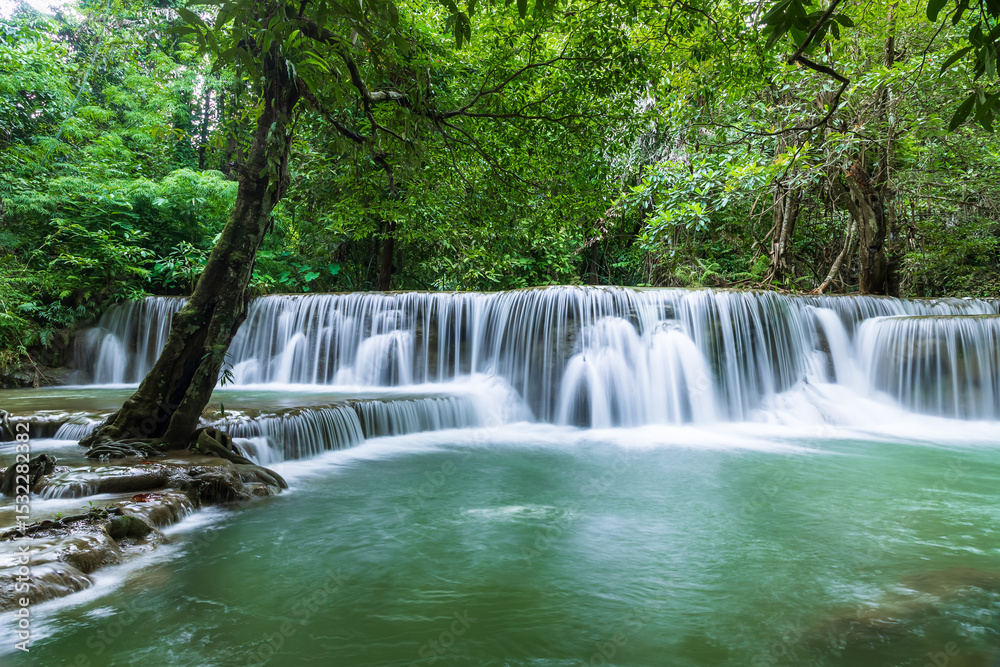 Obraz premium Lush green forest waterfall in Huay Mae Khamin National Park, Kanchanaburi, Thailand