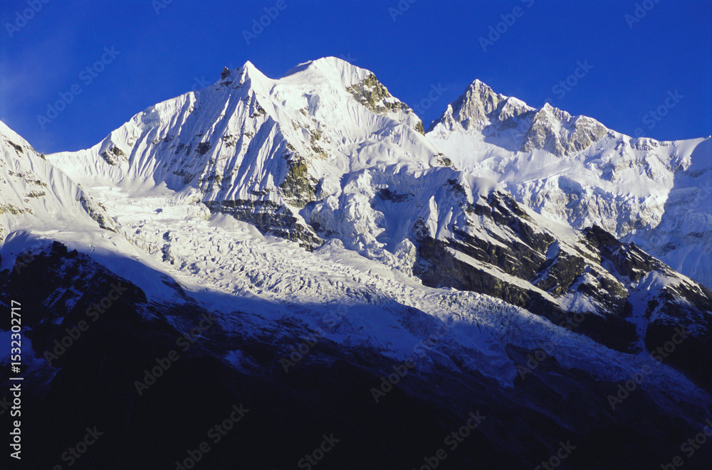 Obraz premium Snow peak from Goecha la, Sikkim, India
