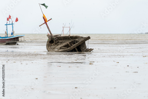 Fototapeta Naklejka Na Ścianę i Meble -  A boat is in the water with a green flag on it