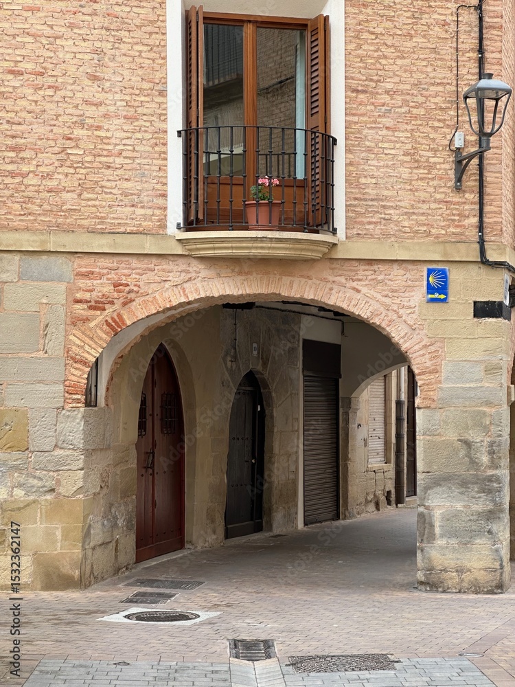 Fototapeta premium A building with a balcony