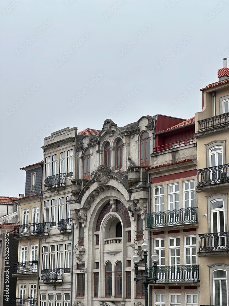 Obraz premium A building with many balconies