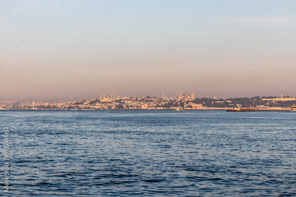 Obraz premium Sultanahmet disctrict in Istanbul seen over Bosporus strait, Turkey